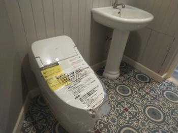 まるでフランスの宮殿にあるレストルームのよう。アンティークショップらしいトイレ空間となりました。