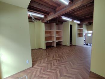 ヘリンボーン柄の床と梁がオシャレな倉庫の完成です。作業効率を考えた倉庫になりました。