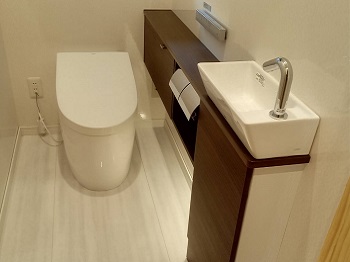 高級グレードのタンクレストイレとハイドロセラで更に清潔なトイレ空間になりました。
