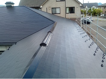 屋根塗装は外観の美しさだけでなく雨漏れを防ぎます。定期的なメンテナンスが必要ですね。