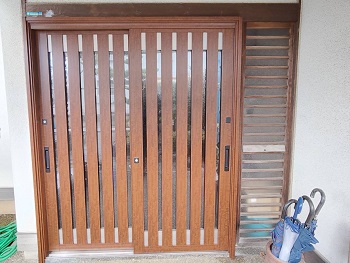 採光を取り込んだ木目引き戸の断熱玄関ドアです。
