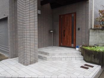 福井市Ｔ様邸玄関ドア、タイル施工事例