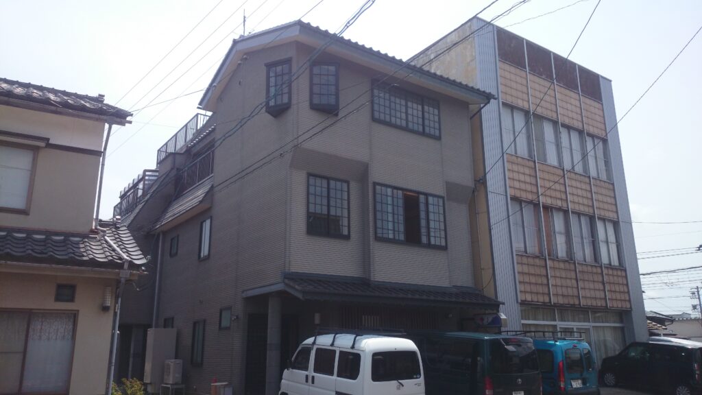 3階建ての住宅をリノベーションします。入口玄関をやり替えます。