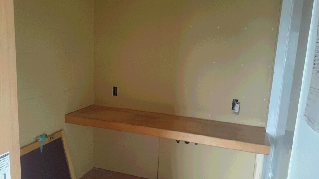 店舗カウンターとして使用されていた一枚板です。洗面台の下台として再活用します