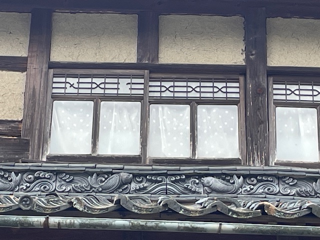 すべて木枠をアルミ断熱窓へ交換します。伝統的な古民家の風合いを損なわないように施工していきます。