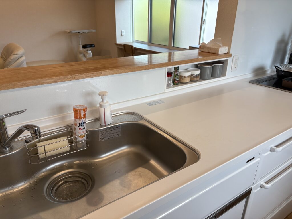 ワークトップの近くにあるスパイスニッチは使い勝手がいいですと奥様。カウンター越しにいつも使うスパイスを手渡すことが出来て便利ですね。