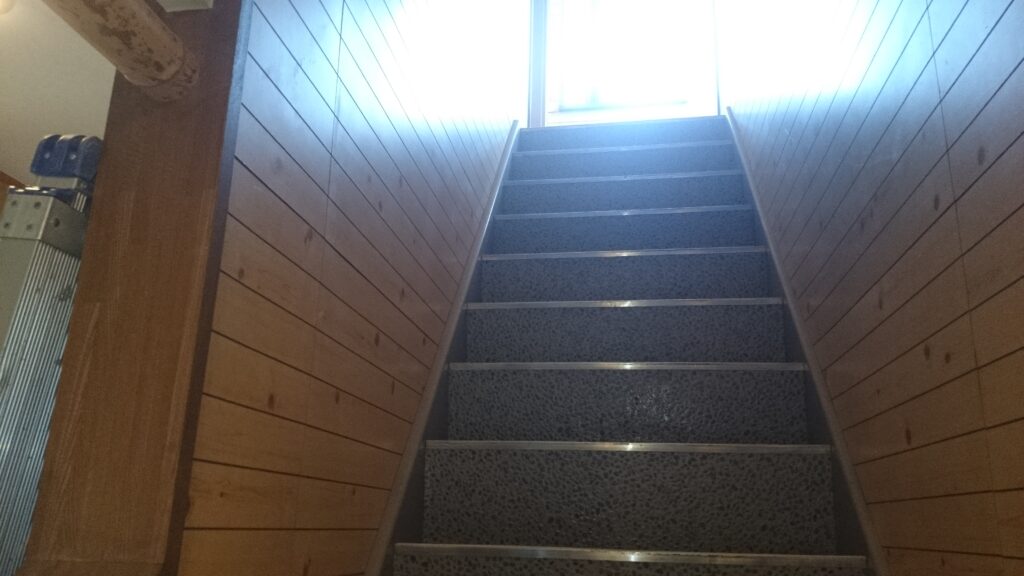 安全面を考慮し、階段に手すりを設置してカーペットを上張りします。