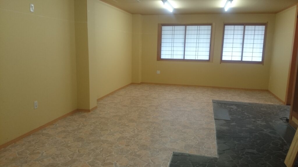 石膏ボードを張り次はクロス作業になります。床はクッションフロアシートを貼りました。