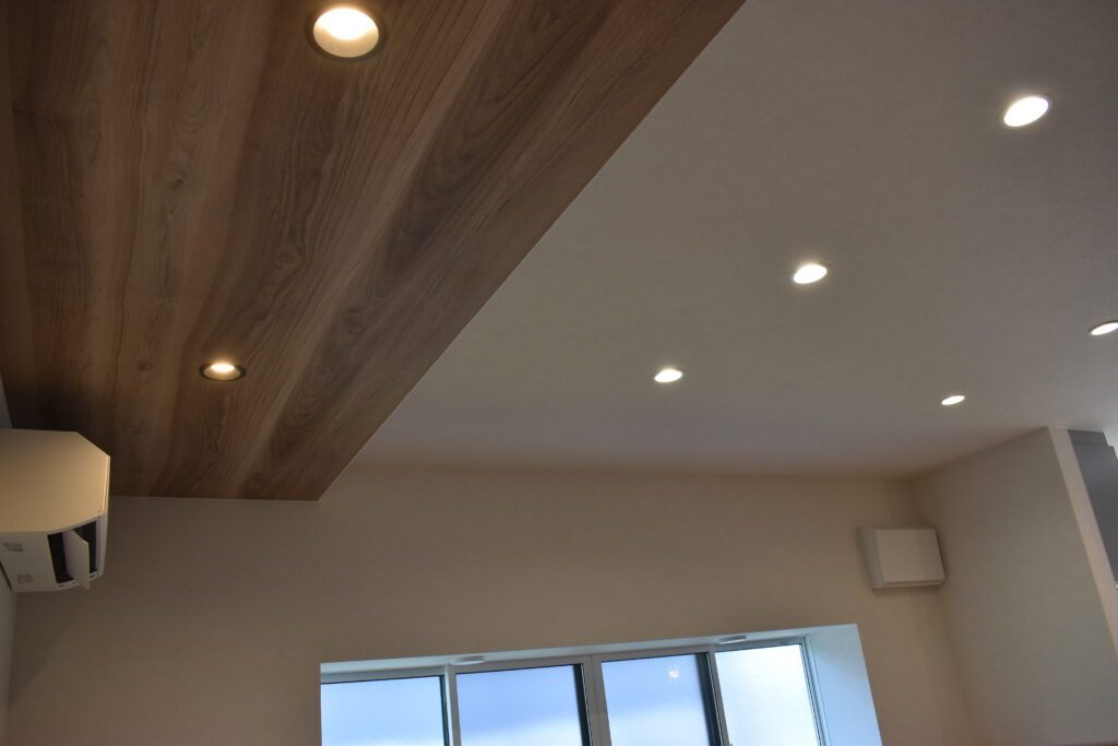 下がり天井部分が程よいアクセントに。上品な雰囲気のLDKです。