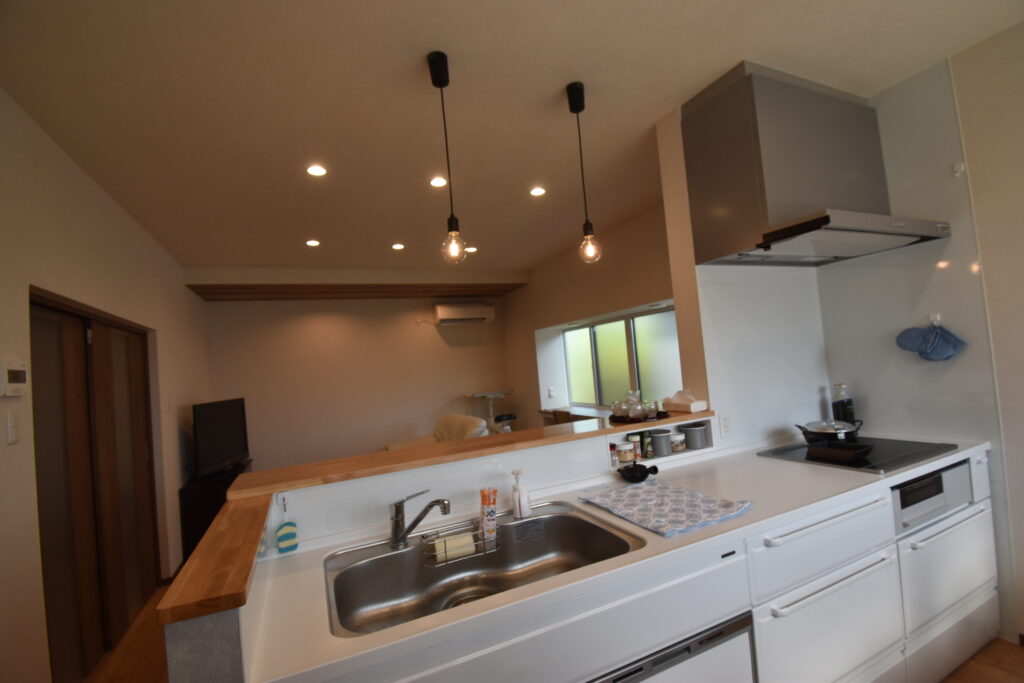 キッチンで作業をしながらお子様の様子が見れますね。窓から光が差し込みます。
白を基調としたキッチンはタカラスタンダードエーデルホーローキッチンです。