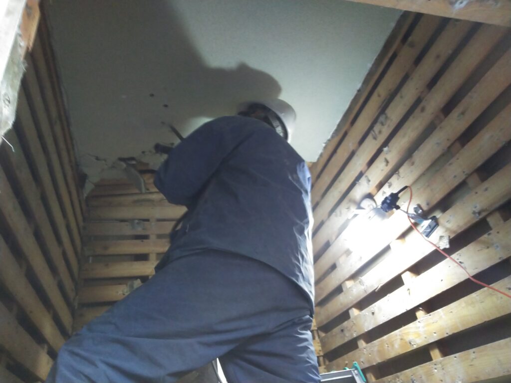 浴室の解体工事になります。天井、壁を剥がしています。