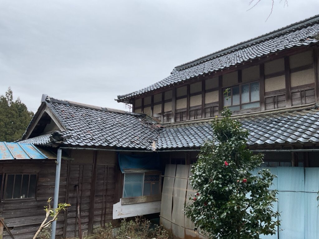 雨漏れが起きていました。新しく屋根を葺き替えて雨樋も取り替えます。