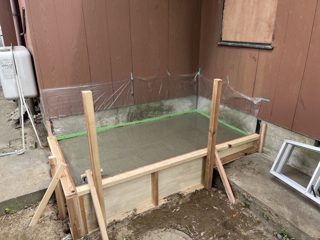 土間コンクリートを打っています。エコキュートを設置する箇所です。