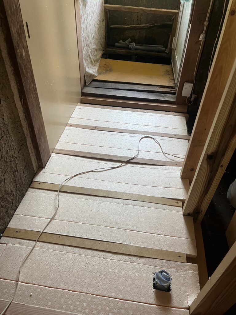 室内の補修を行っています。床がフカフカしていました。床下を補修し、断熱材を充填しました。