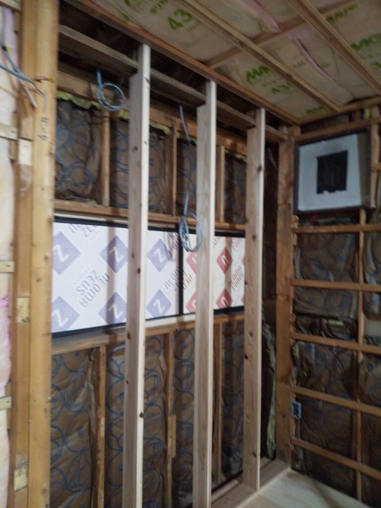 煙突箇所も塞ぎ、天井と塞いだ窓の部分に断熱材を充填し、下地材を打ちました。