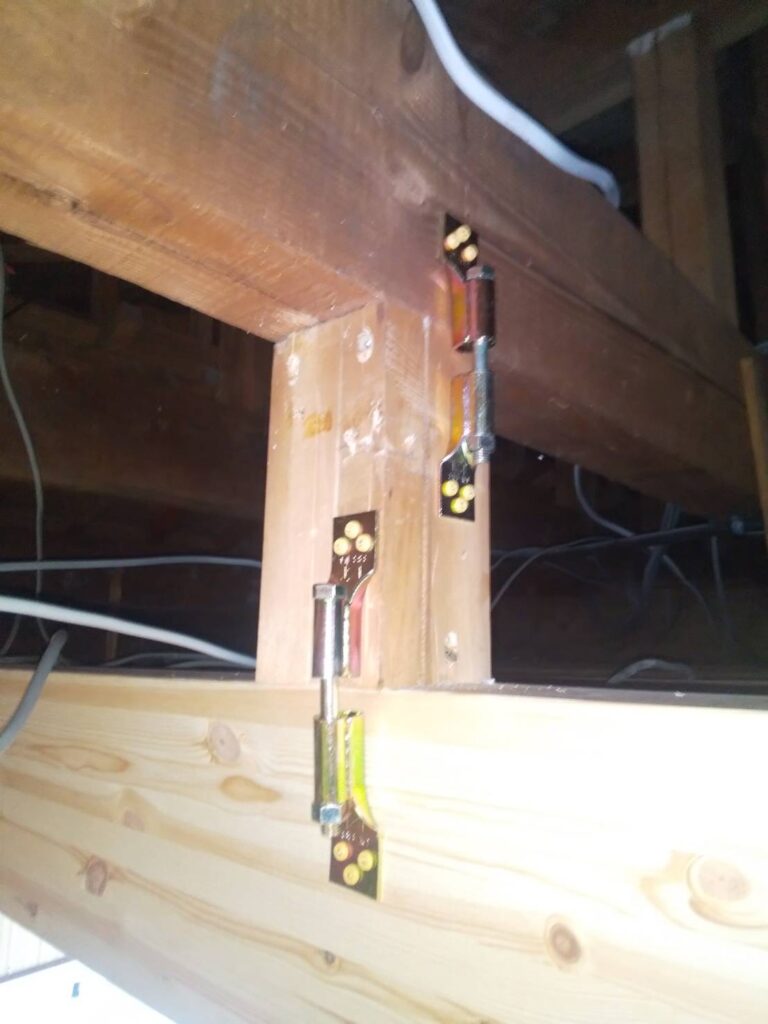 柱に補強金具を取り付けています。