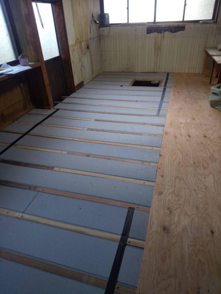 床の根太間に断熱材を敷き込み合板を張っていきます。