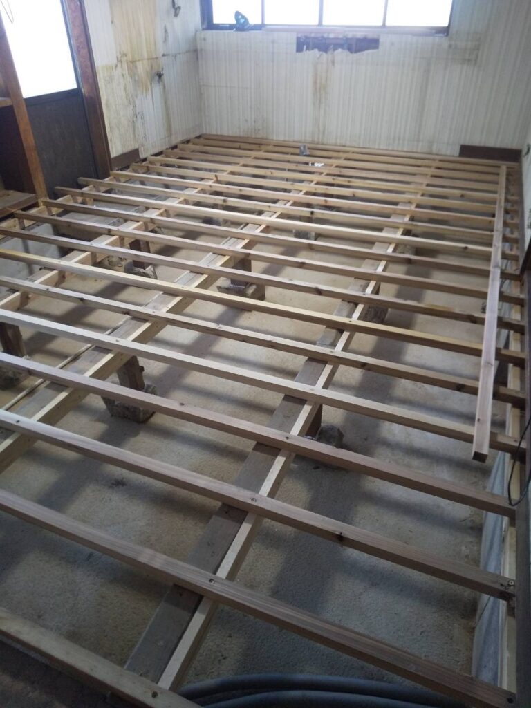 床を新しく組んでいます。全てやり替えているので安心ですね。