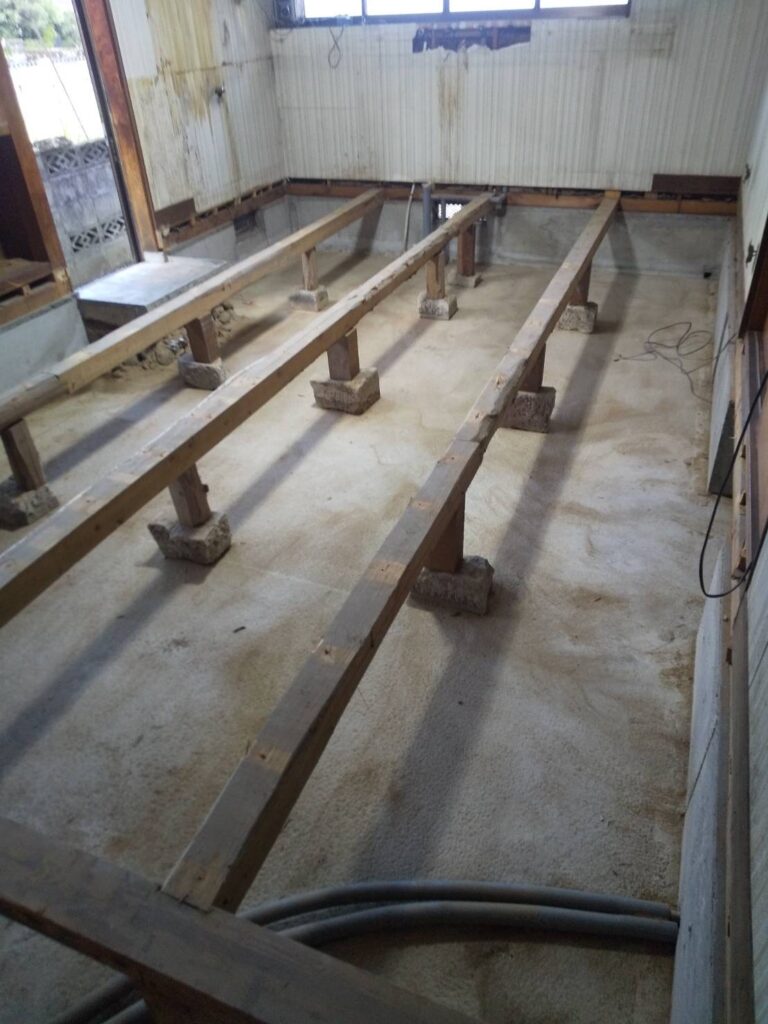 床は垂木まで解体しました。新しい材で下地を作っていきます。