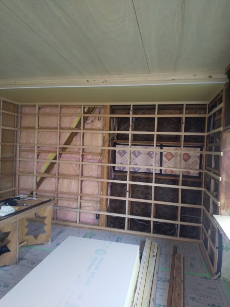 天井に石膏ボードを施工しました。下がり天井として意匠性を兼ね備えていきます。
