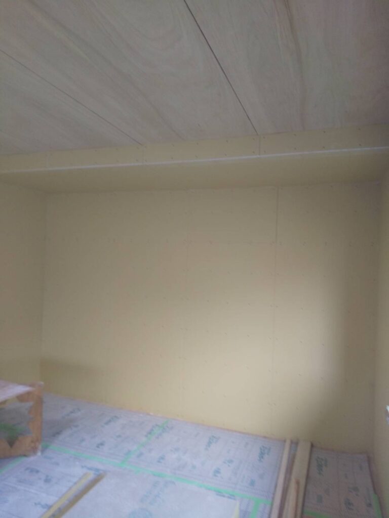 広くなったLDK.クロスをはっていきます。