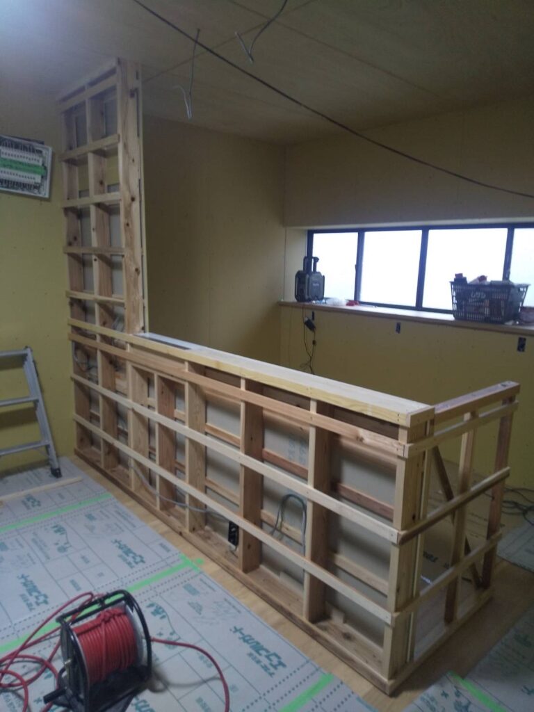 壁付けキッチンから対面式キッチンへ。腰壁を作りました。