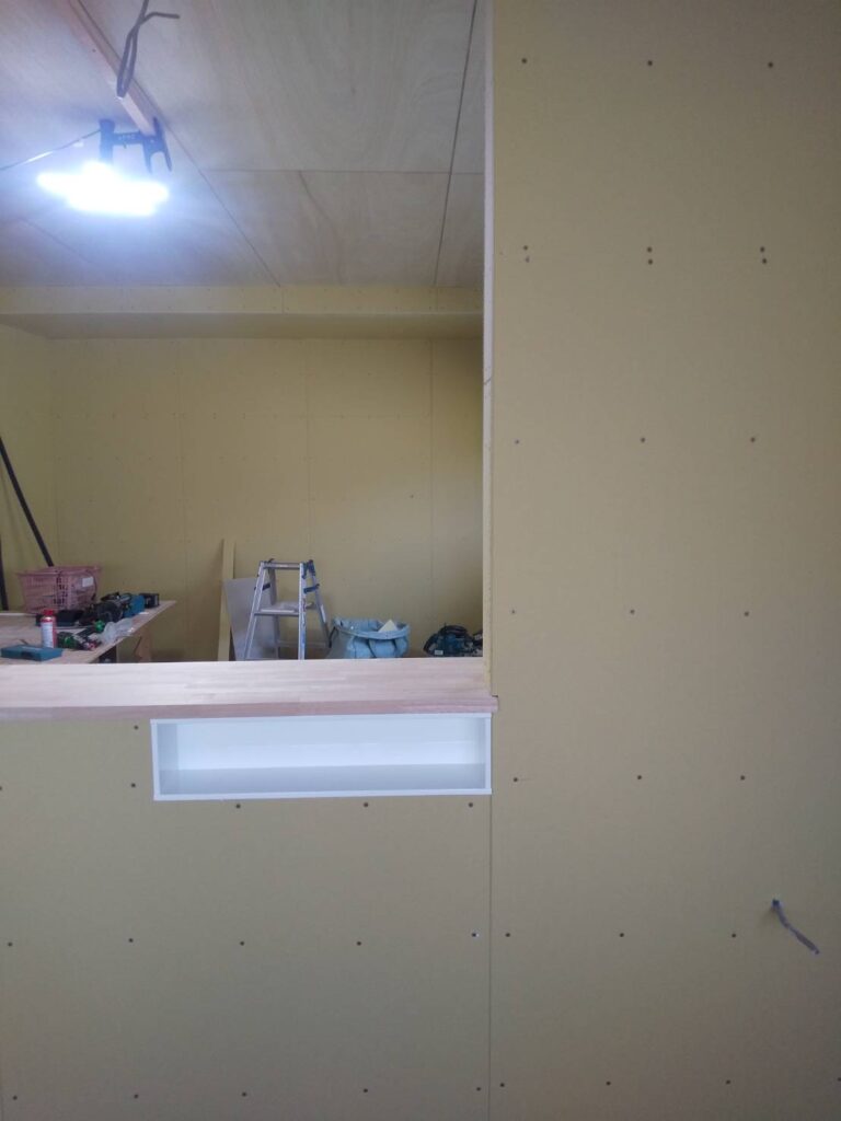 腰壁の一部をくり抜いてスパイスニッチを造作。使いやすいようにワークトップスペースに近い設計です。