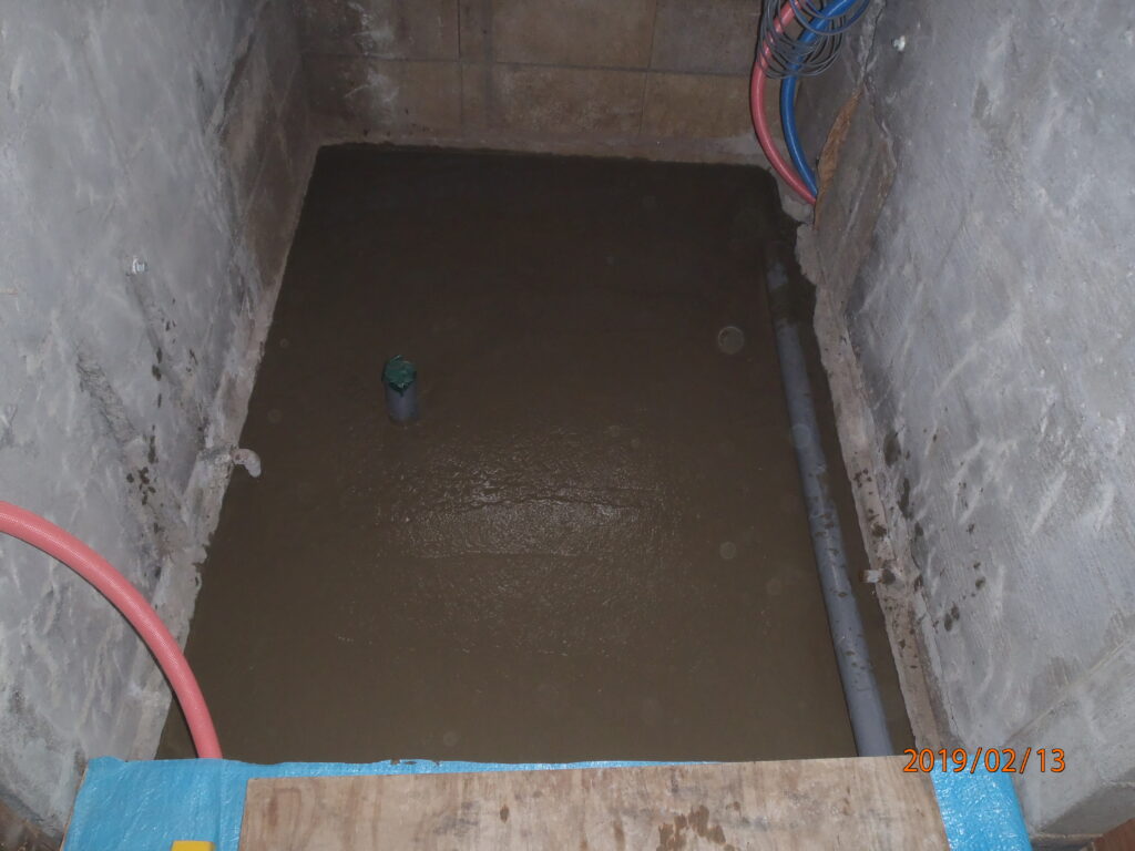 コンクリートを流して均します。ユニットバスが入る下準備が終わりました。