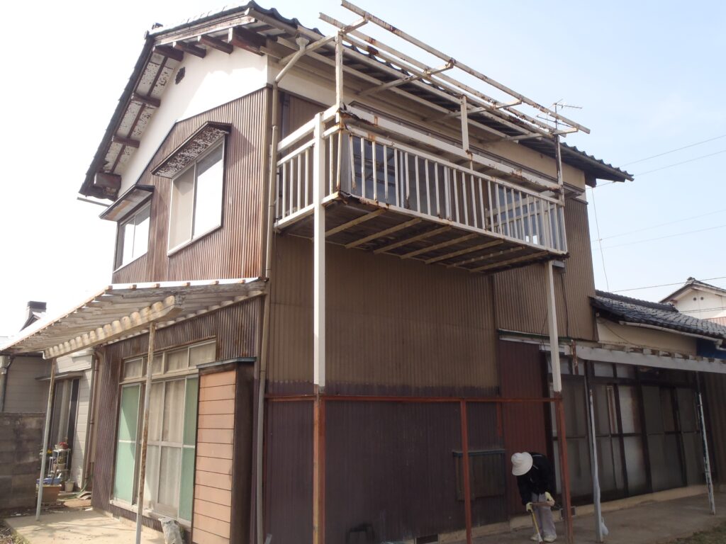２階のベランダは劣化が進んており危険なため取り外します。
