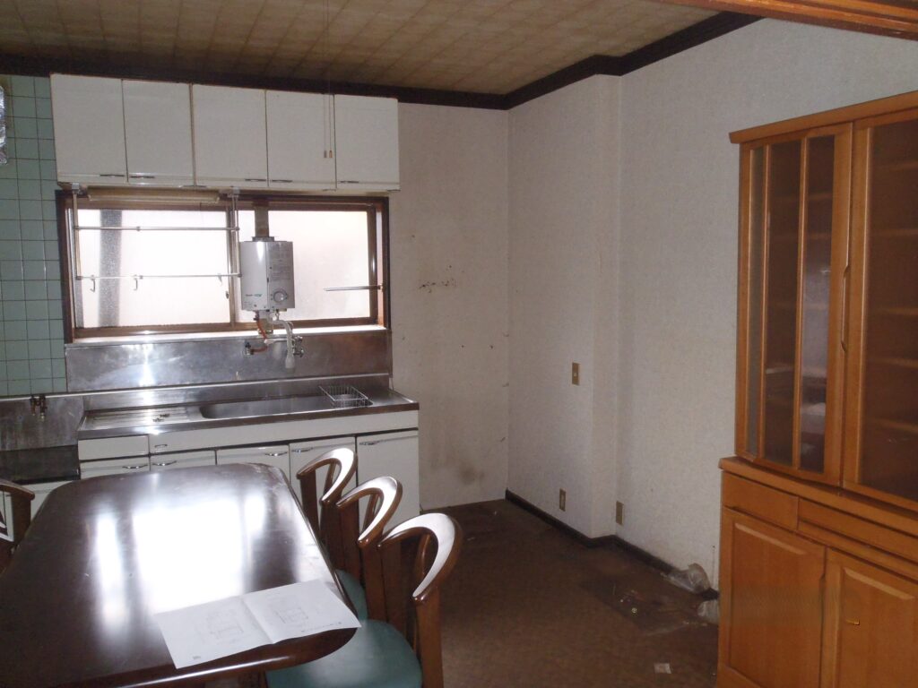 台所は壁を撤去して広いLDKにします。壁付けキッチンを対面式にします。