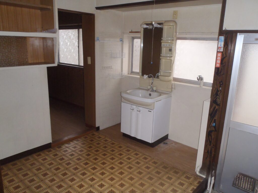 洗面化粧台も新しくし勝手口ドアを入れ替えます。