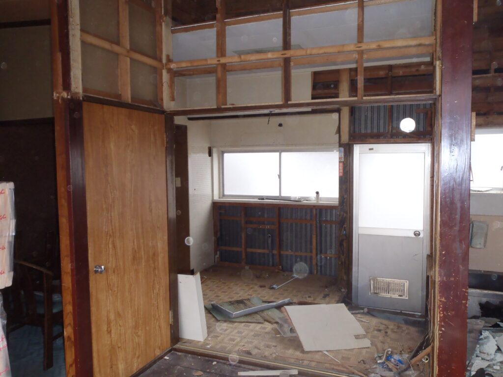 洗面化粧台を撤去し、構造体のみ残していきます。