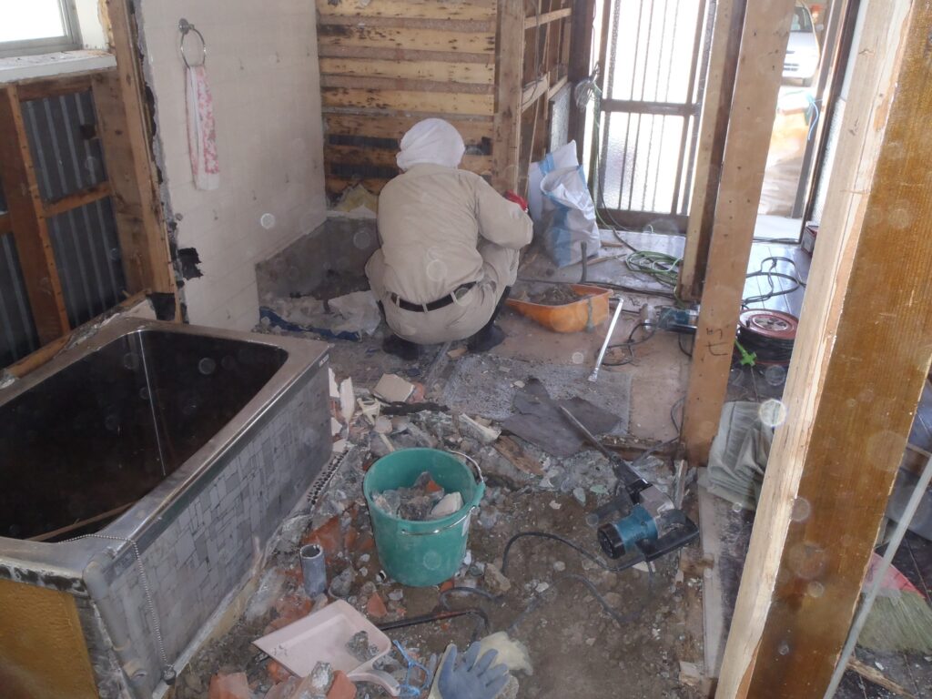 浴室解体作業中です。タイル張りの寒い浴室からユニットバスに入れ替えます。