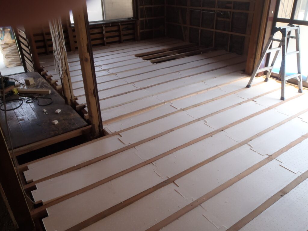 根太と根太の間に断熱材を隙間なく敷き込みました。