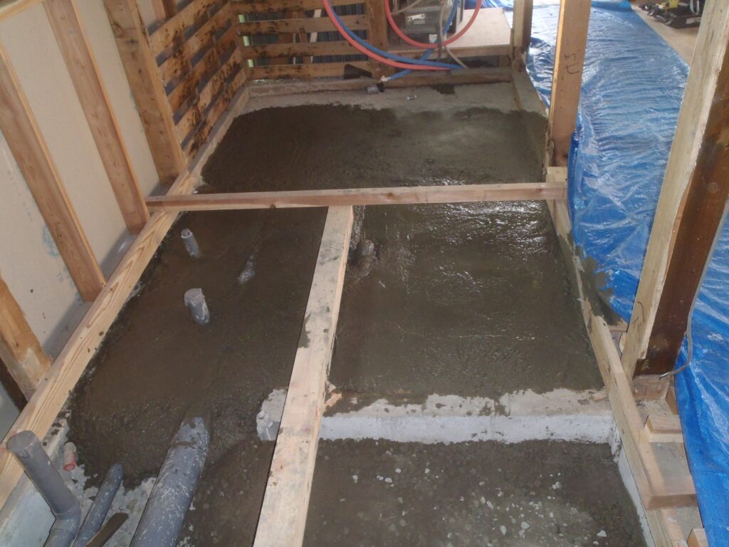 コンクリートを流しました。立ち上がり配管が見えています。