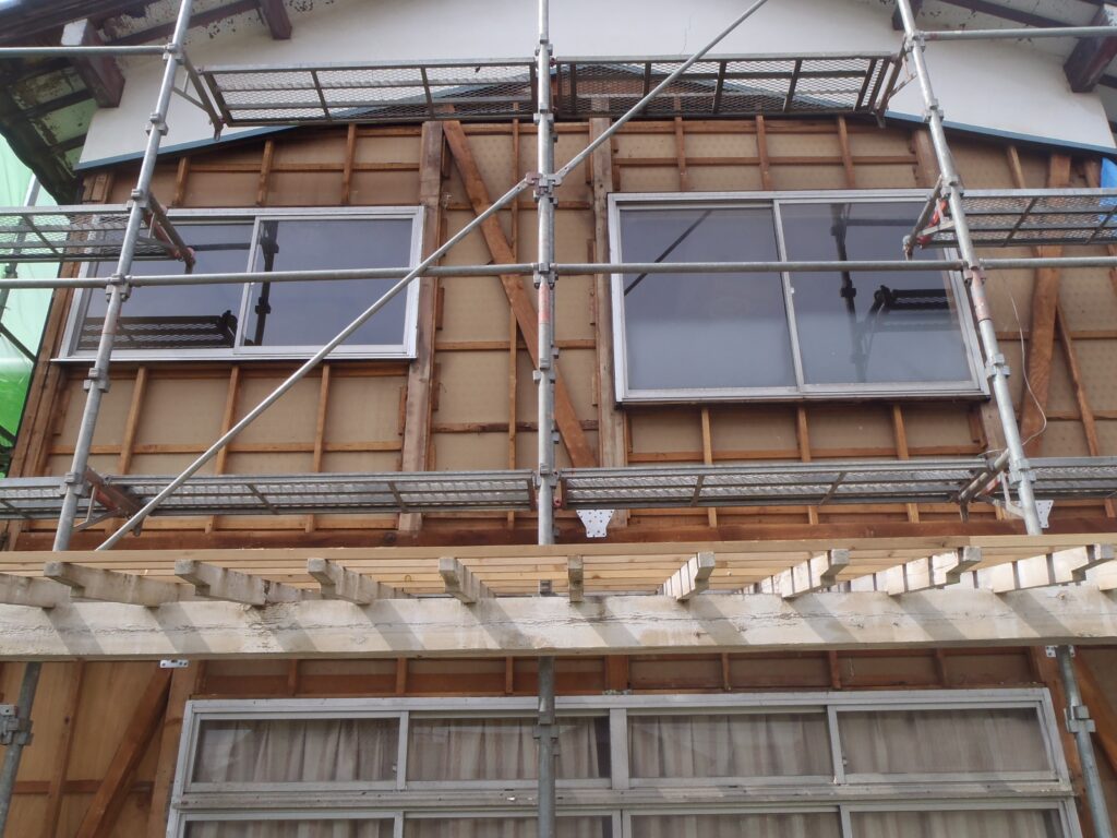 後方面になります。外壁を剥がしました。屋根を新しくしました。