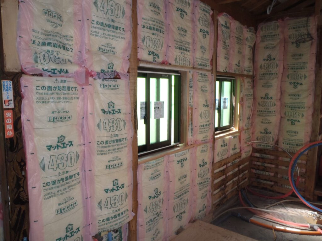 壁にグラウスール断熱材を充填。窓を断熱窓に交換し暖かくします。