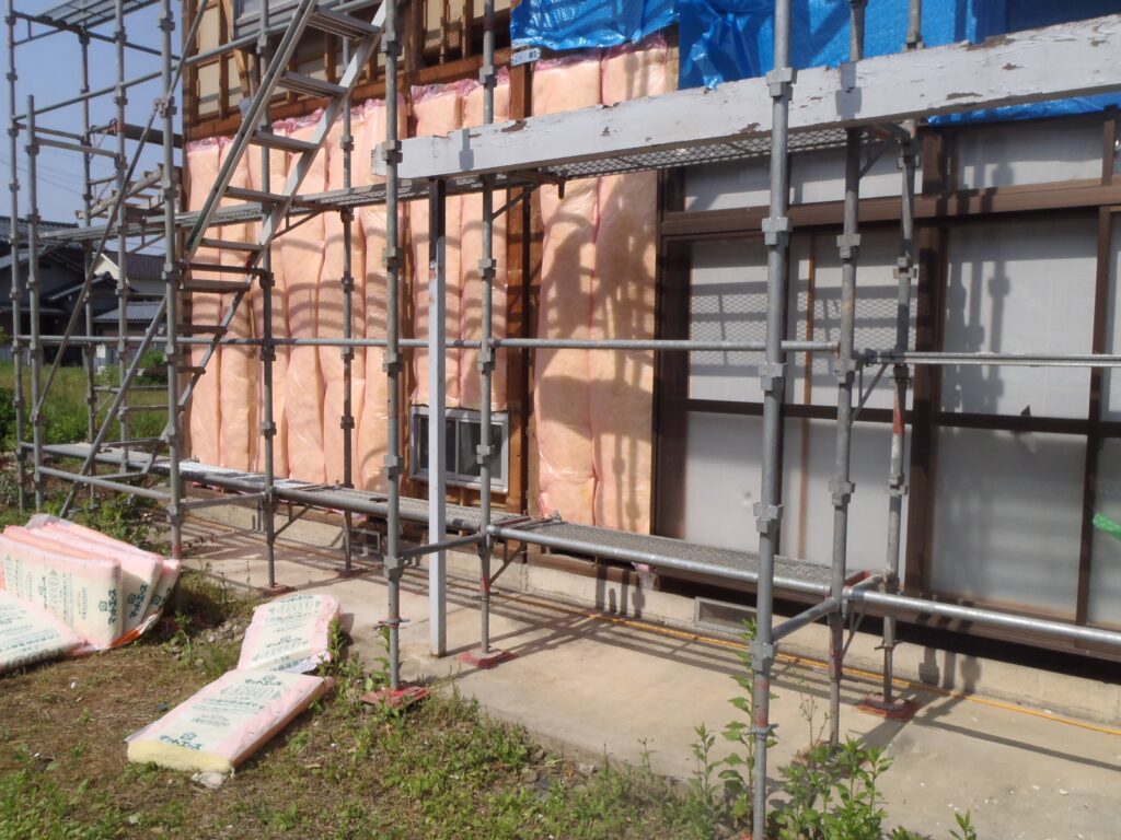 見えているのは断熱材です。
屋根は既存瓦の割れた部分を交換し補修致しました。