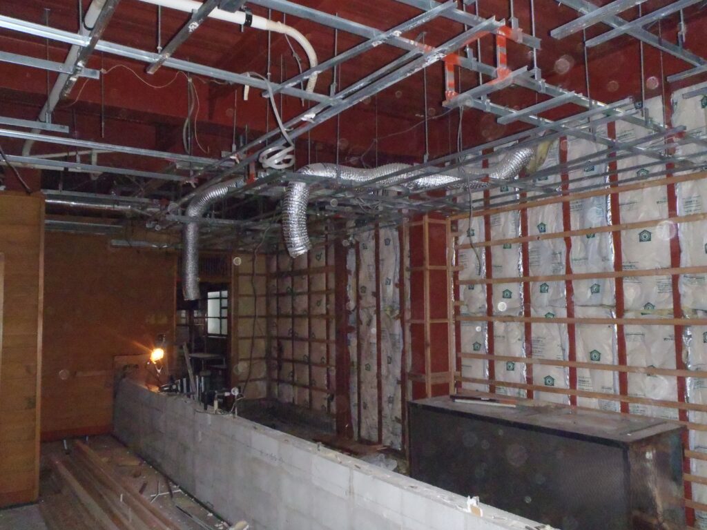 既存1階店舗を全て解体しています。壁・天井を剥がし下地材が見ています。