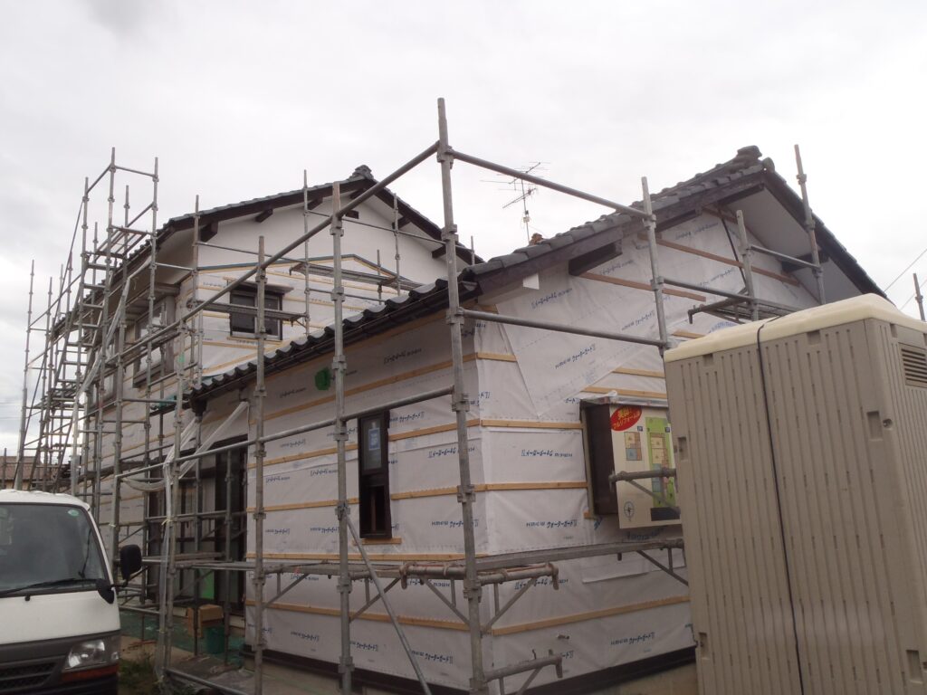 外壁に透湿、防水シートのタイベックシートを張りました。七自在を打ち、外壁材を張っていきます。