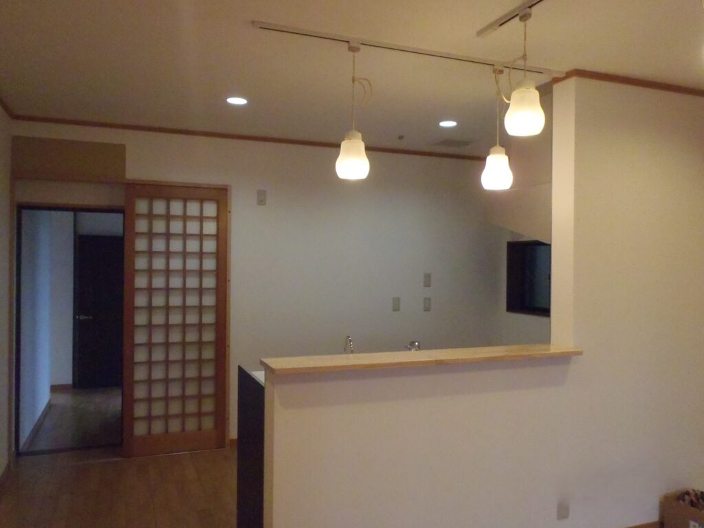 ペンダントライトは店舗にて使用していたものを再活用しました。空間のアクセントになっています。
