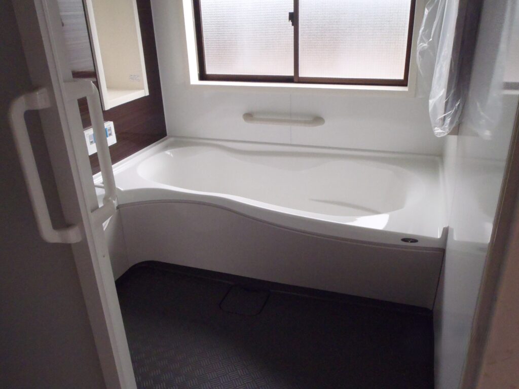 タイル貼りの浴室からユニットバスに入れ替え。段差解消、手すりの設置と高断熱浴槽で温かく安心の浴室になりました。