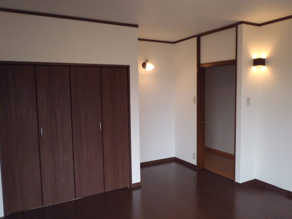 和室から洋室へ。建具を新設し床のカラーを同色にすることで落ち着いたイメージです。