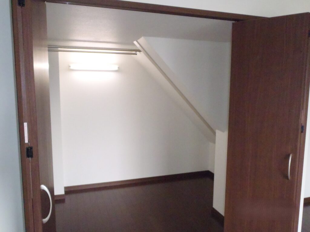 階段下収納を新設。収納効率が上がります。