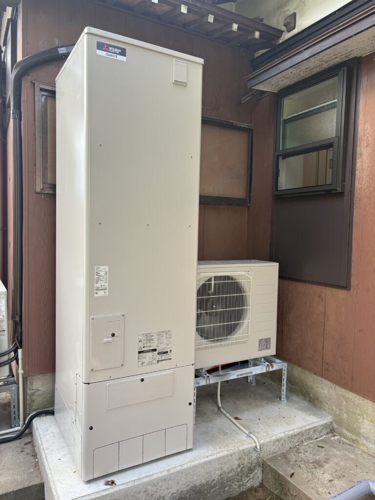 灯油ボイラーをエコキュートに入れ替えました。これまで灯油切れでお湯が使えず不便だったこともあったそうです。寒い季節も安心して使えるようになりました。こちらも省エネ補助金を活用しています。