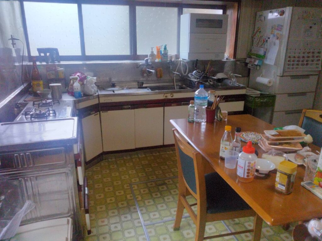 壁付けキッチンを対面式に入れ替えます。内窓を取り付けます