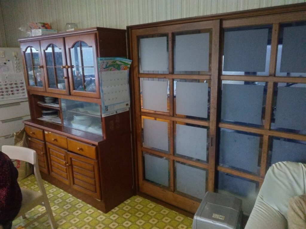 建具の入れ替えを行います。食器棚はカップボードを新設してスッキリとした空間にします。