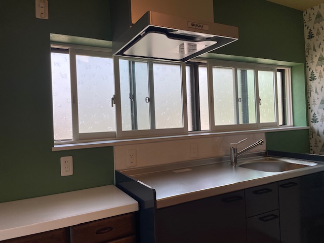 キッチンダイニングの窓に内窓を設置しました。窓枠がホワイトで雰囲気に合っていますね。