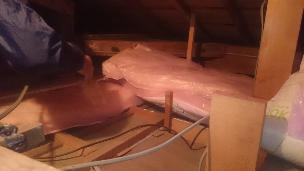 天井には断熱材が入っていませんでした。天井に断熱材を敷き詰めています。