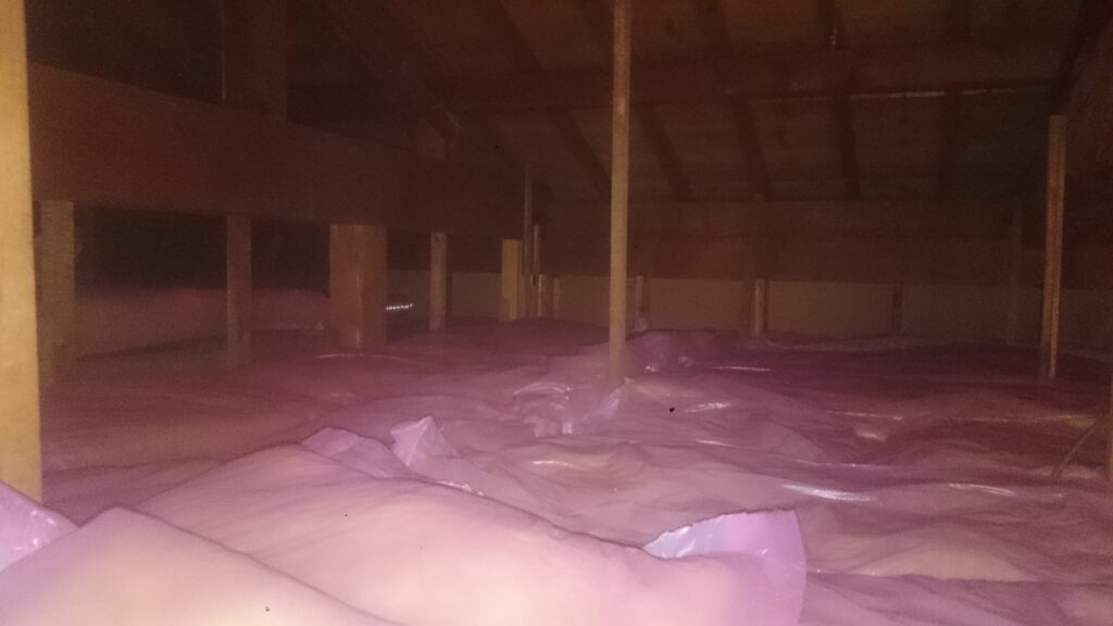 天井に断熱材を敷き詰めました。住まいを快適にするには屋根裏、壁、窓、床下の断熱リフォームをすることです。